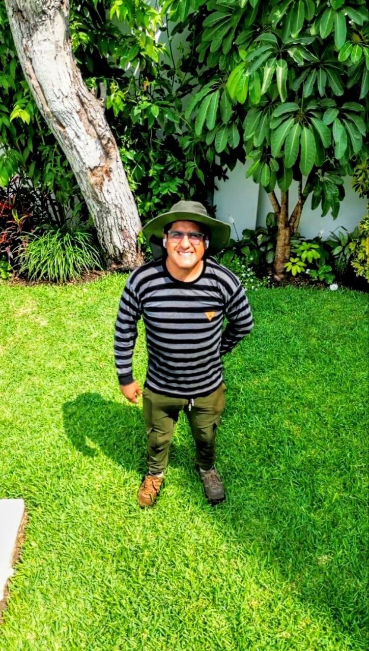 Yhon — El Chico Salva Plantas